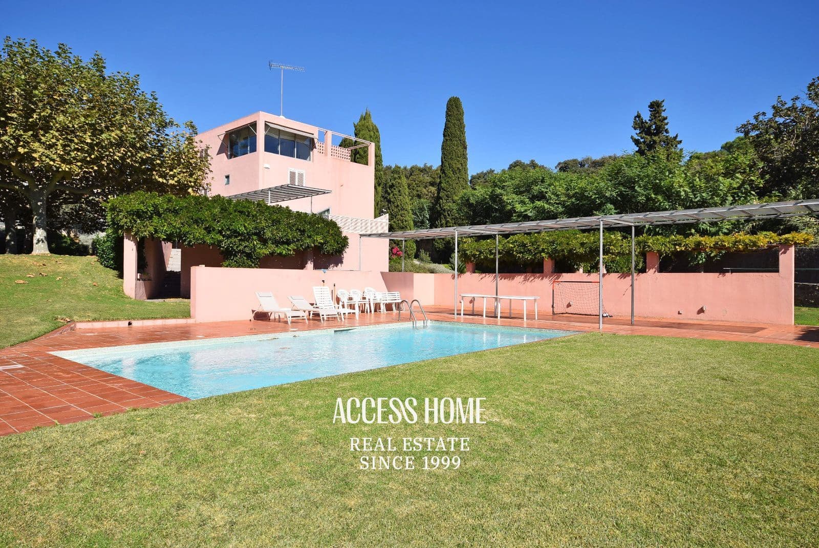4 bedroom Villa for rent in Sant Vicenc de Montalt with pool garage - € 6,000 (Ref: 9336877)