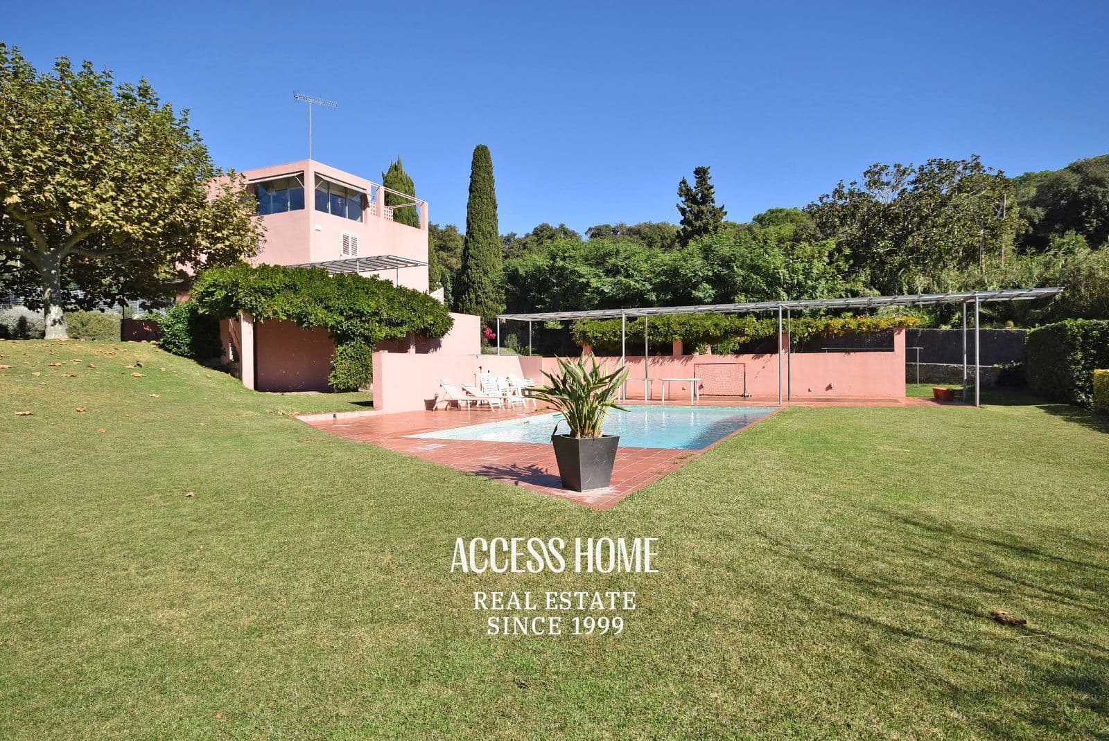 4 bedroom Villa for rent in Sant Vicenc de Montalt with pool garage - € 6,000 (Ref: 9336877)