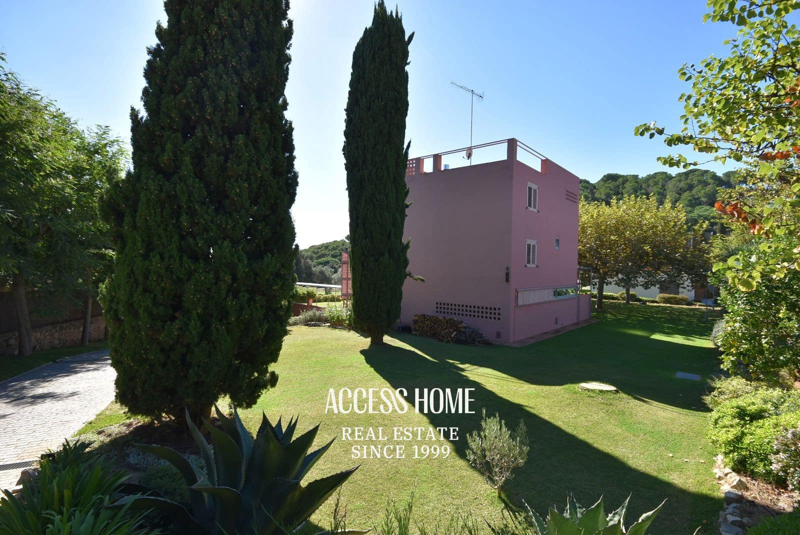 4 bedroom Villa for rent in Sant Vicenc de Montalt with pool garage - € 6,000 (Ref: 9336877)