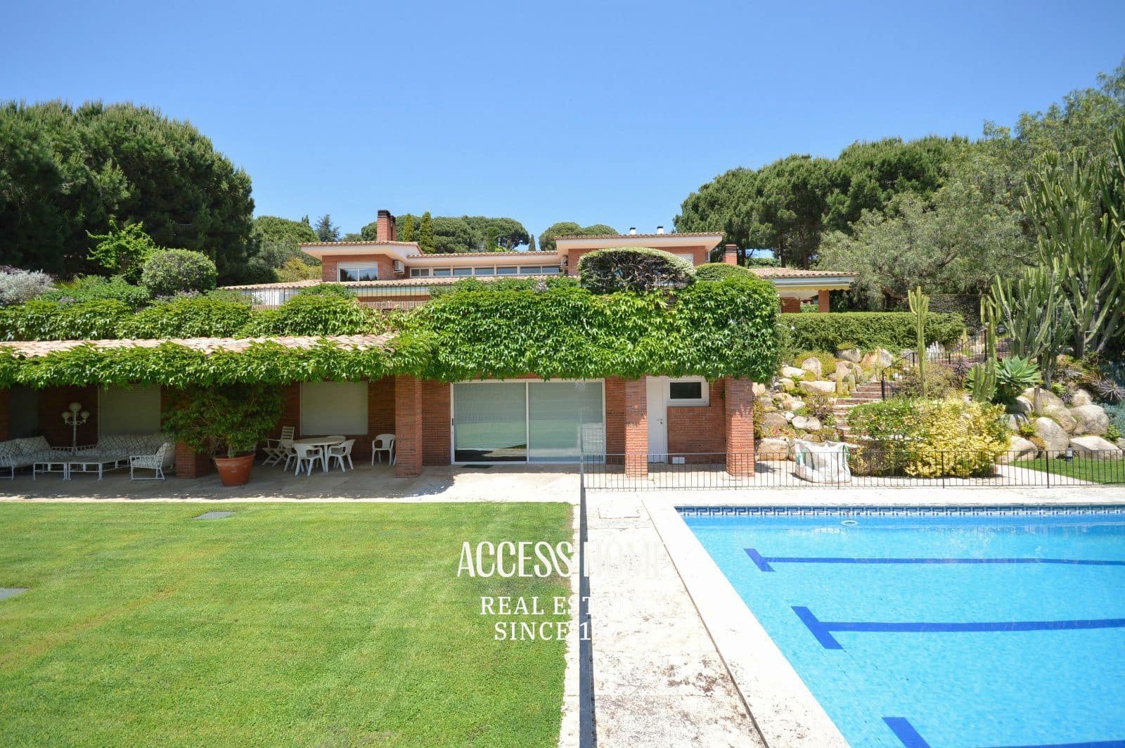 8 bedroom Villa for sale in Sant Vicenc de Montalt with pool garage - € 2,700,000 (Ref: 9363105)
