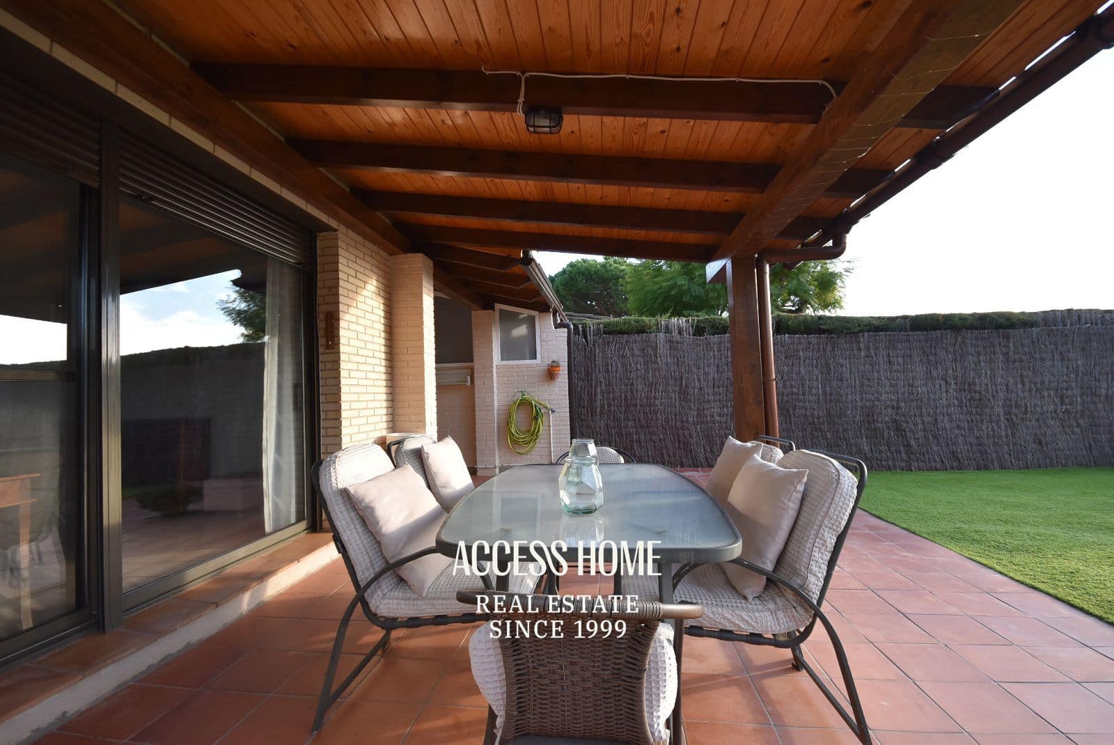 Villa/Maison de 4 chambres à louer à Sant Vicenc de Montalt avec piscine garage - 2 800 € (Ref: 9464940)