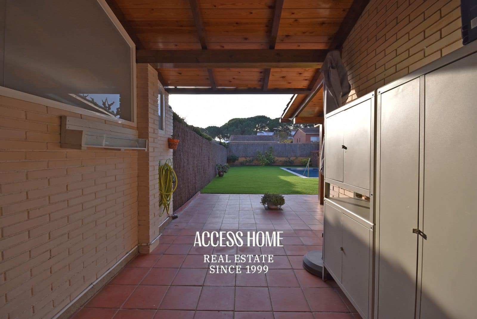 Villa/Maison de 4 chambres à louer à Sant Vicenc de Montalt avec piscine garage - 2 800 € (Ref: 9464940)