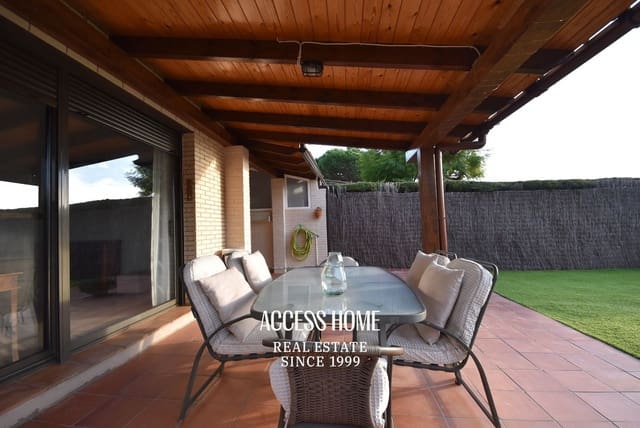 Villa/Maison de 4 chambres à louer à Sant Vicenç de Montalt avec piscine garage - 2 800 € (Ref: 9464940)