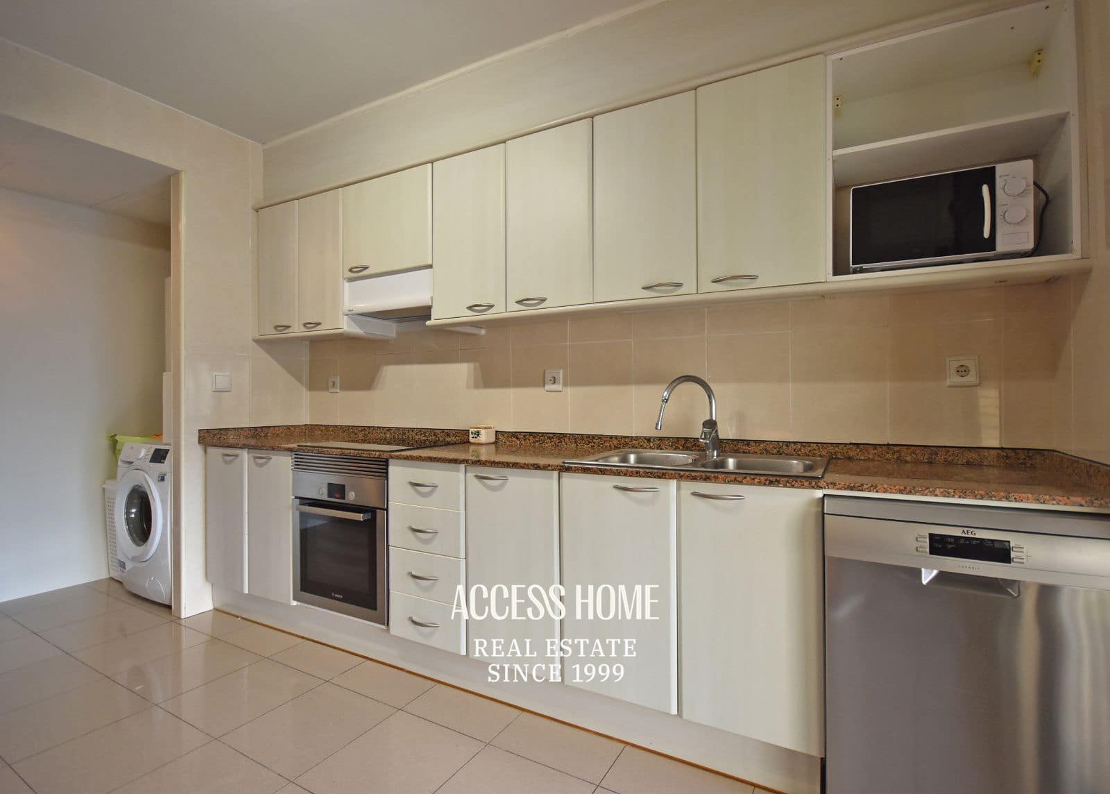 Villa/Maison de 4 chambres à louer à Sant Vicenc de Montalt avec piscine garage - 2 800 € (Ref: 9464940)