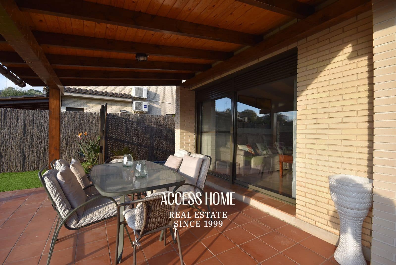 Villa/Maison de 4 chambres à louer à Sant Vicenc de Montalt avec piscine garage - 2 800 € (Ref: 9464940)