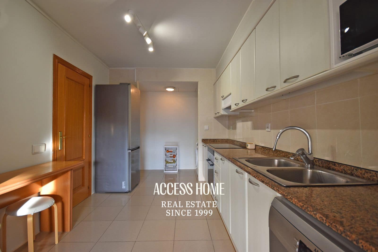 Villa/Maison de 4 chambres à louer à Sant Vicenc de Montalt avec piscine garage - 2 800 € (Ref: 9464940)