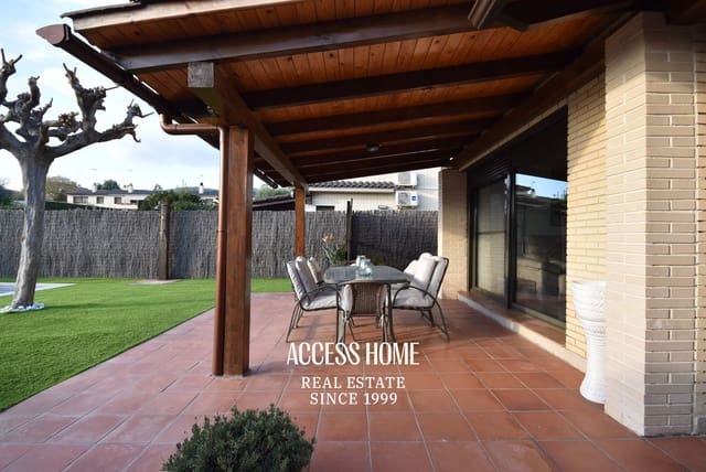 Villa/Maison de 4 chambres à louer à Sant Vicenç de Montalt avec piscine garage - 2 800 € (Ref: 9464940)