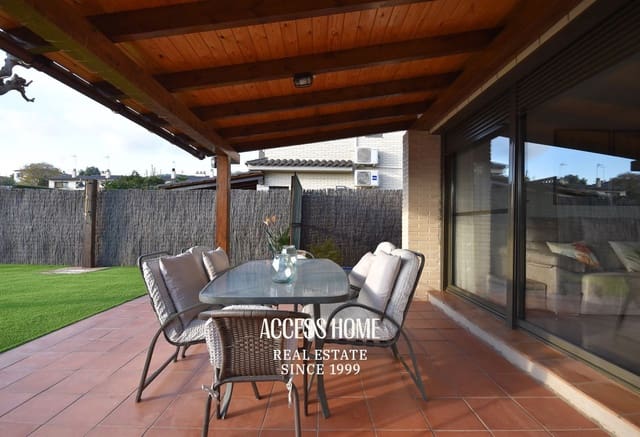 Villa/Maison de 4 chambres à louer à Sant Vicenç de Montalt avec piscine garage - 2 800 € (Ref: 9464940)