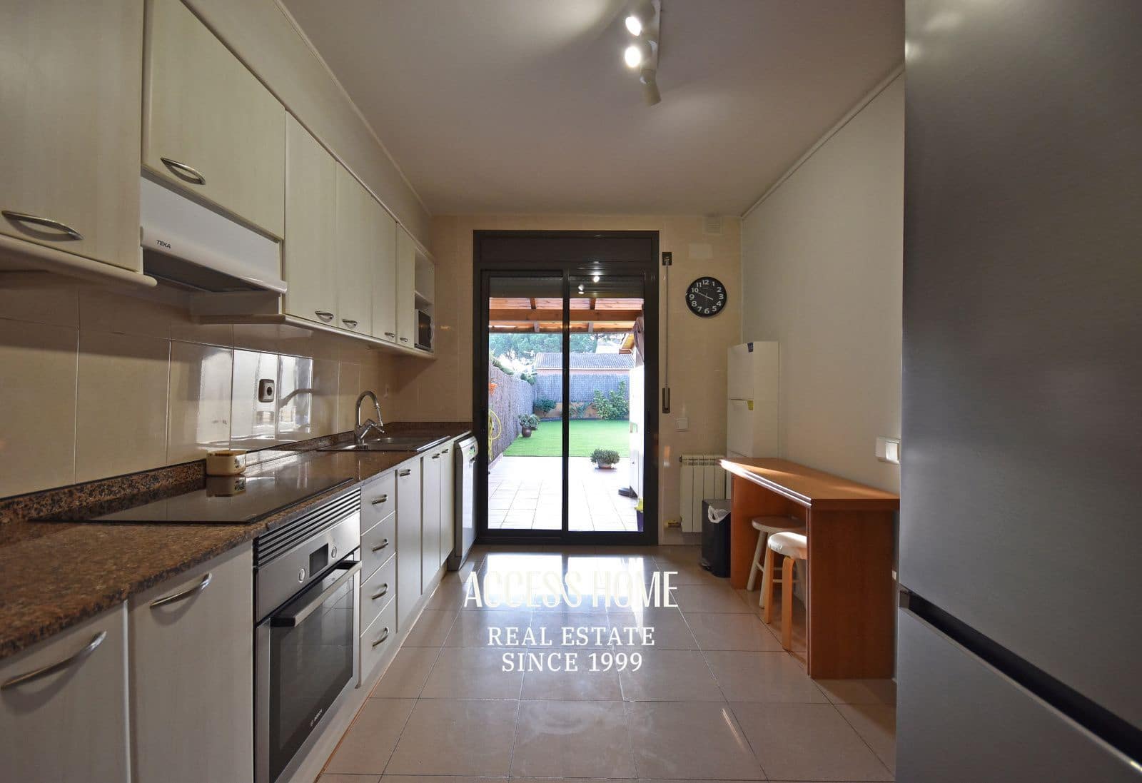 Villa/Maison de 4 chambres à louer à Sant Vicenc de Montalt avec piscine garage - 2 800 € (Ref: 9464940)