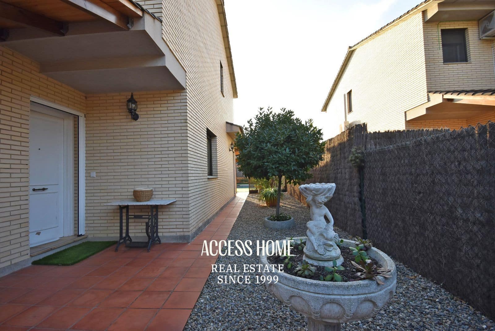 Villa/Maison de 4 chambres à louer à Sant Vicenc de Montalt avec piscine garage - 2 800 € (Ref: 9464940)