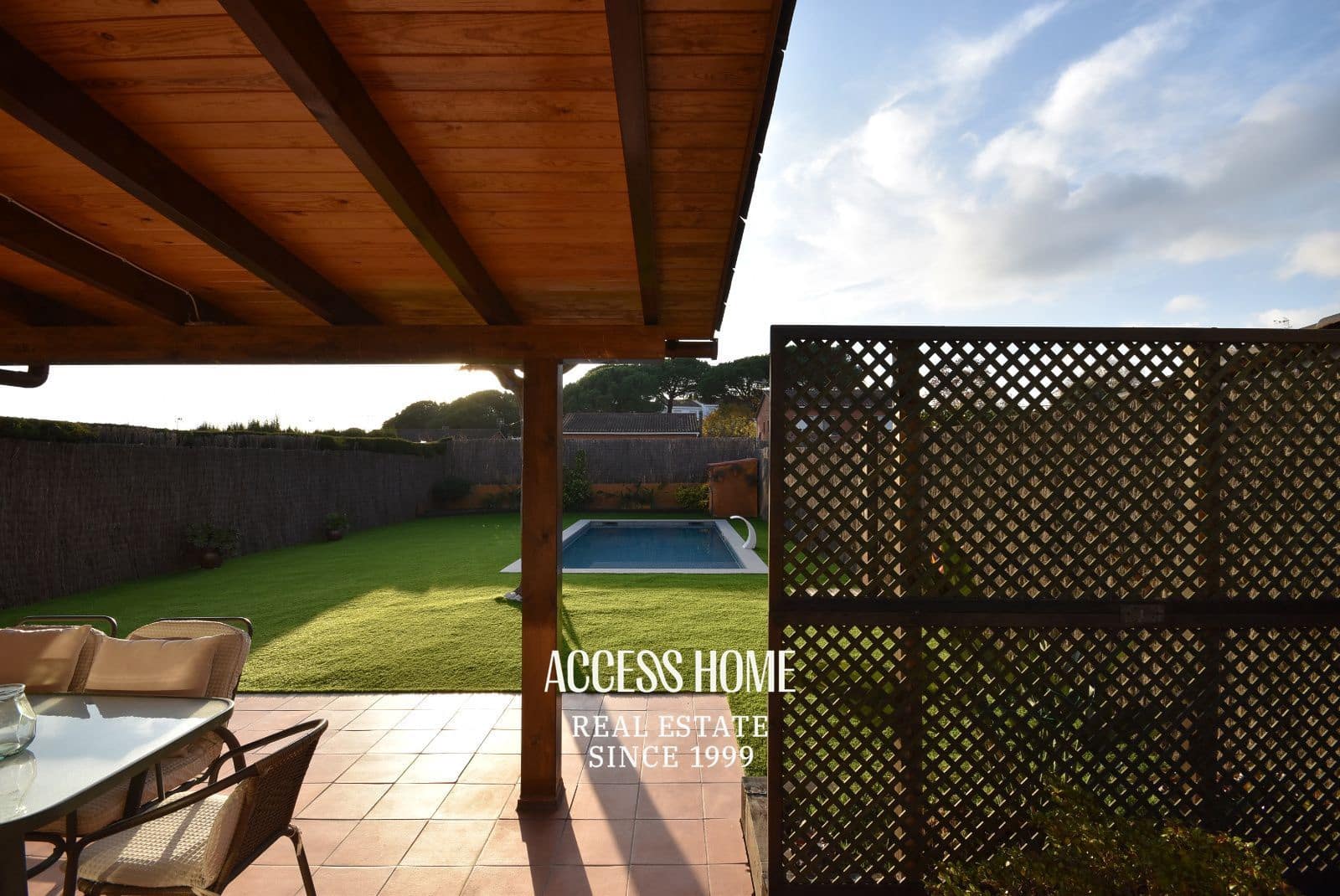 Villa/Maison de 4 chambres à louer à Sant Vicenc de Montalt avec piscine garage - 2 800 € (Ref: 9464940)