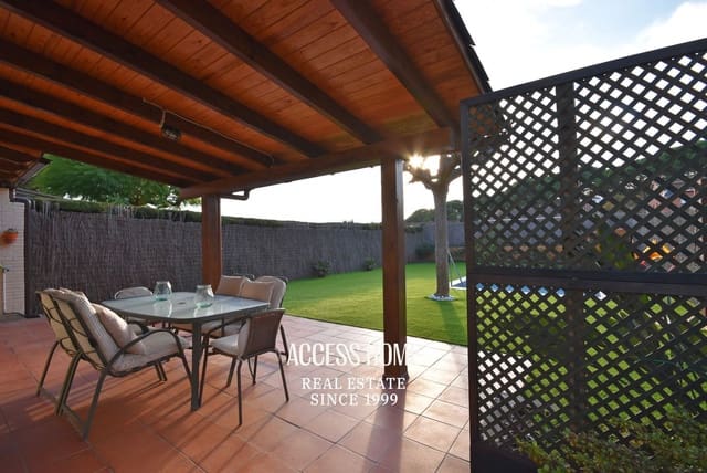 Villa/Maison de 4 chambres à louer à Sant Vicenç de Montalt avec piscine garage - 2 800 € (Ref: 9464940)