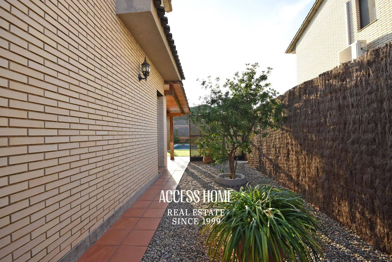 Villa/Maison de 4 chambres à louer à Sant Vicenc de Montalt avec piscine garage - 2 800 € (Ref: 9464940)