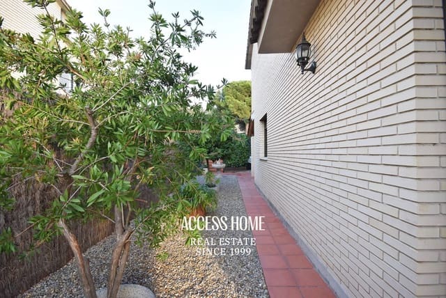 Villa/Maison de 4 chambres à louer à Sant Vicenç de Montalt avec piscine garage - 2 800 € (Ref: 9464940)