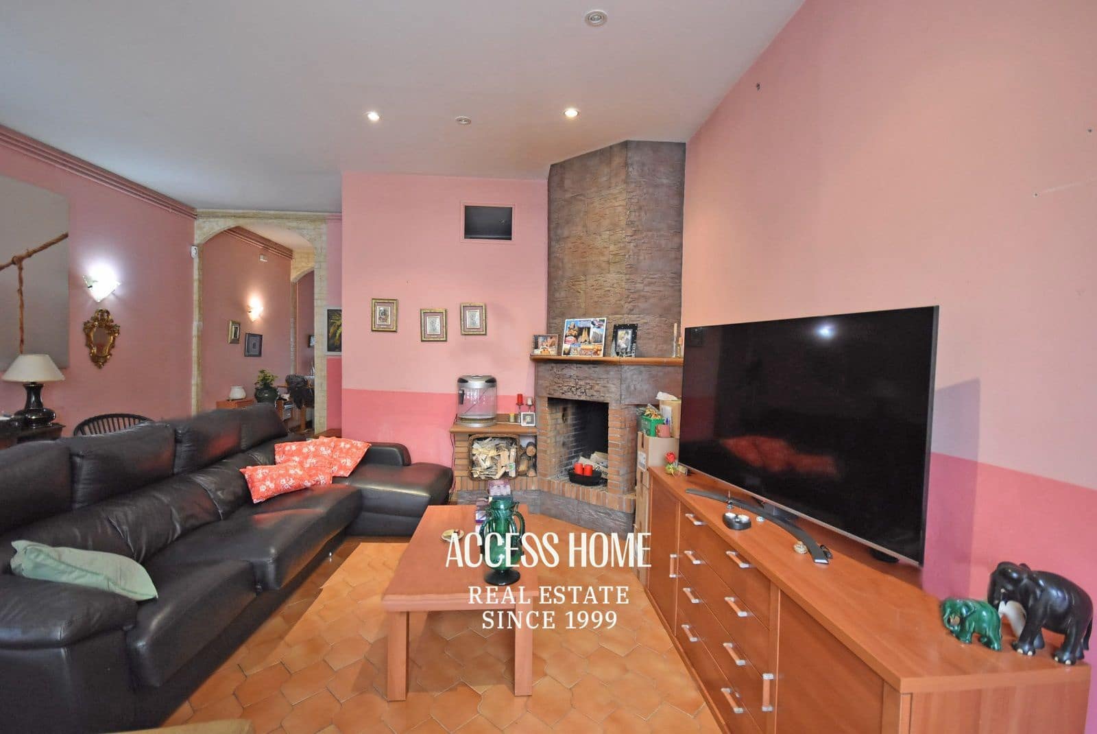 4 bedroom Villa for sale in Premia de Mar - € 579,000 (Ref: 9734113)