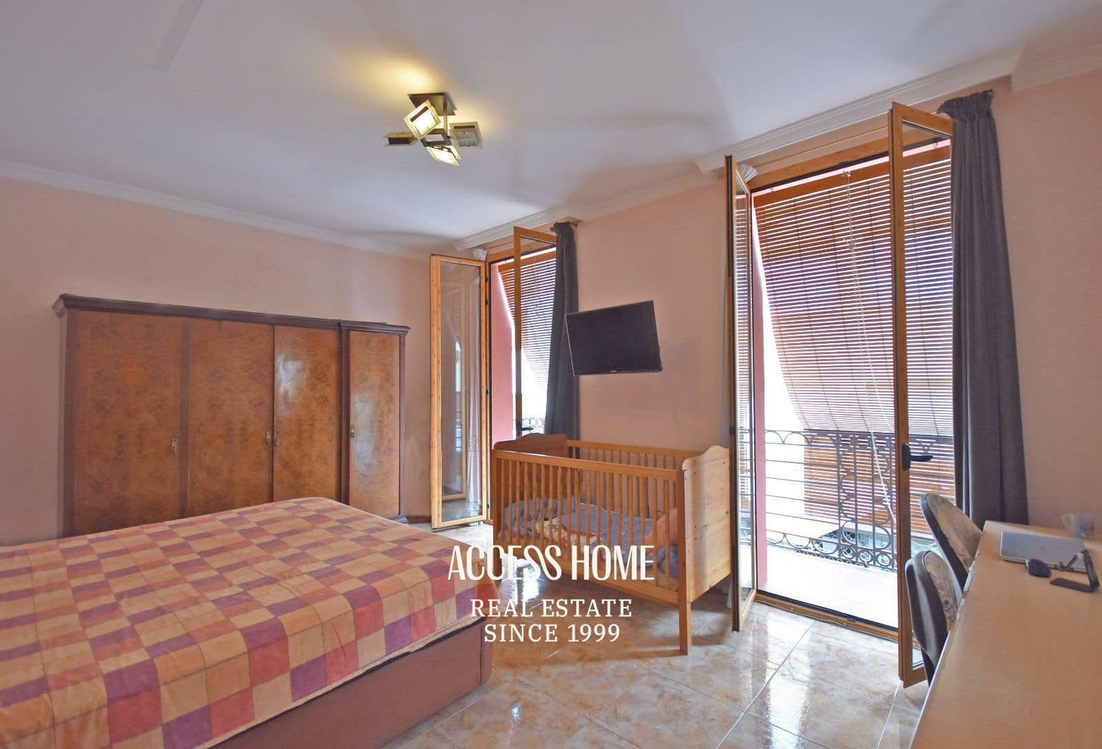 4 bedroom Villa for sale in Premia de Mar - € 579,000 (Ref: 9734113)