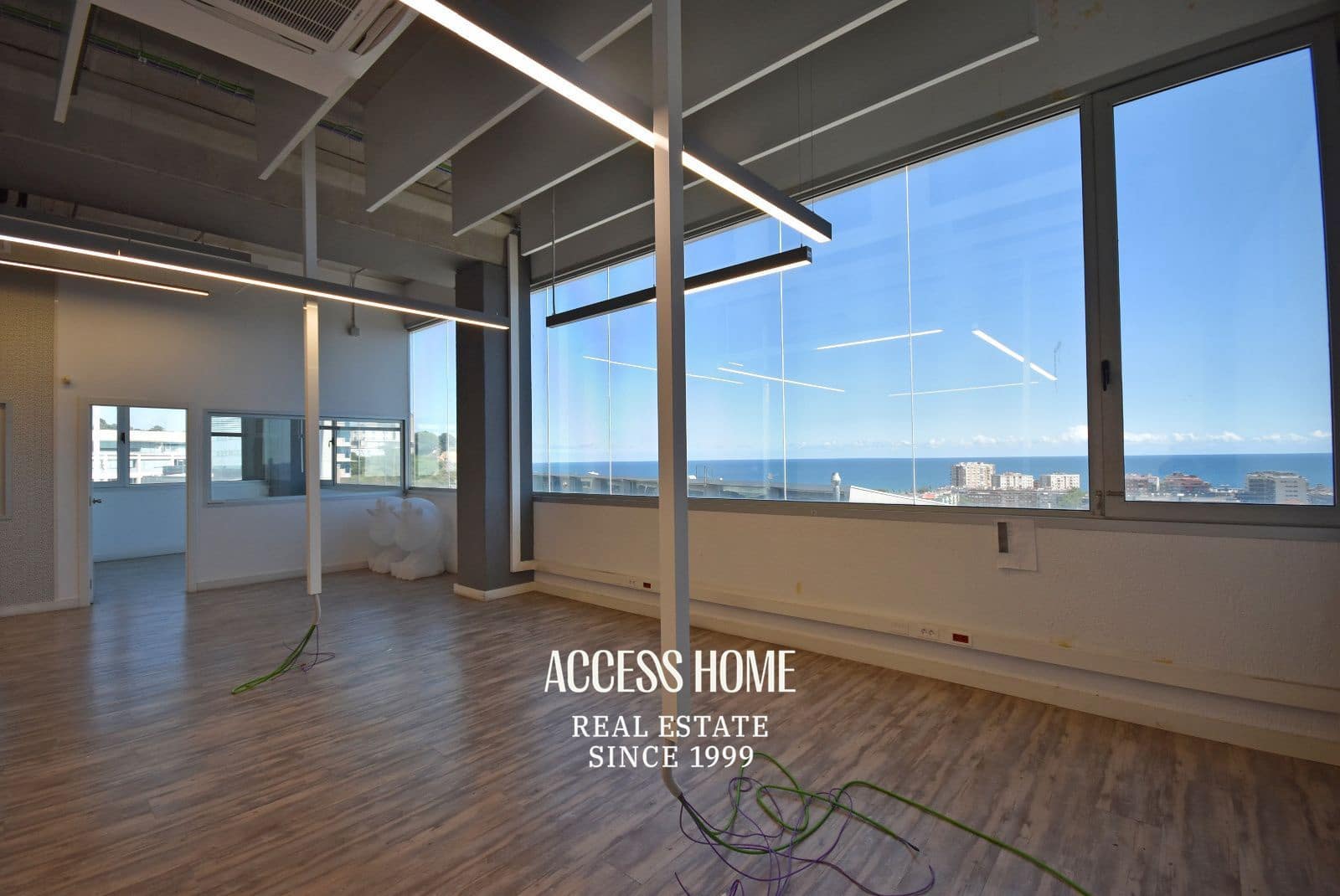 Office for rent in Badalona - € 2,100 (Ref: 9821714)
