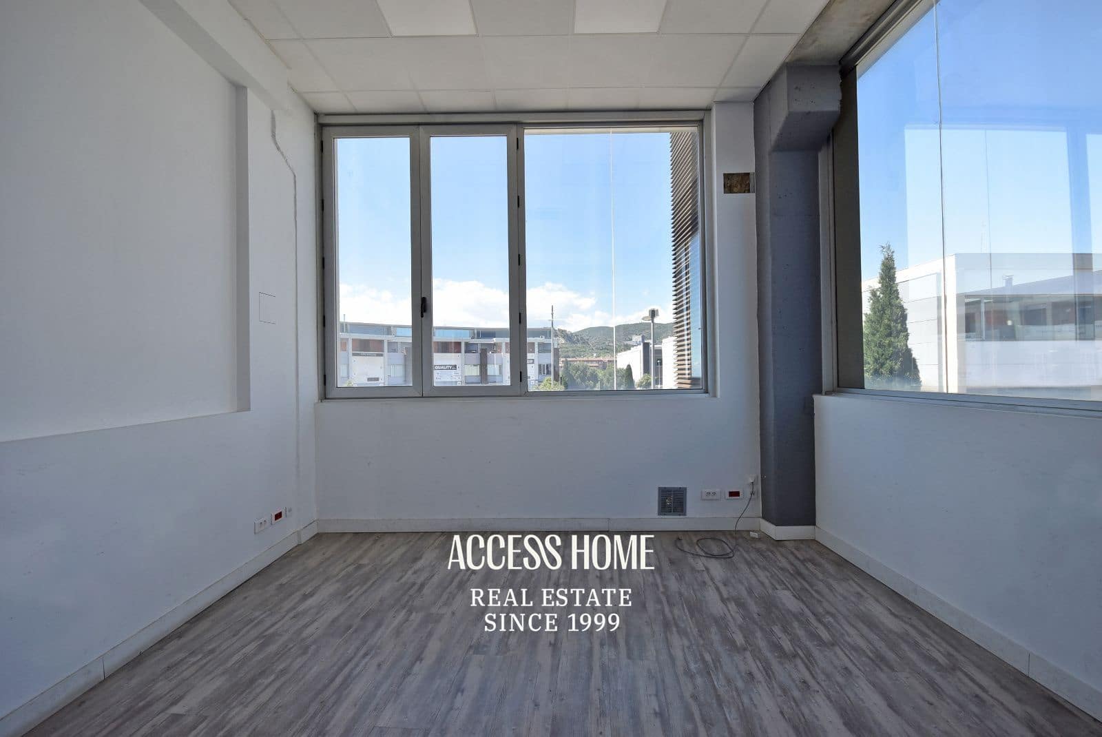 Office for rent in Badalona - € 2,100 (Ref: 9821714)