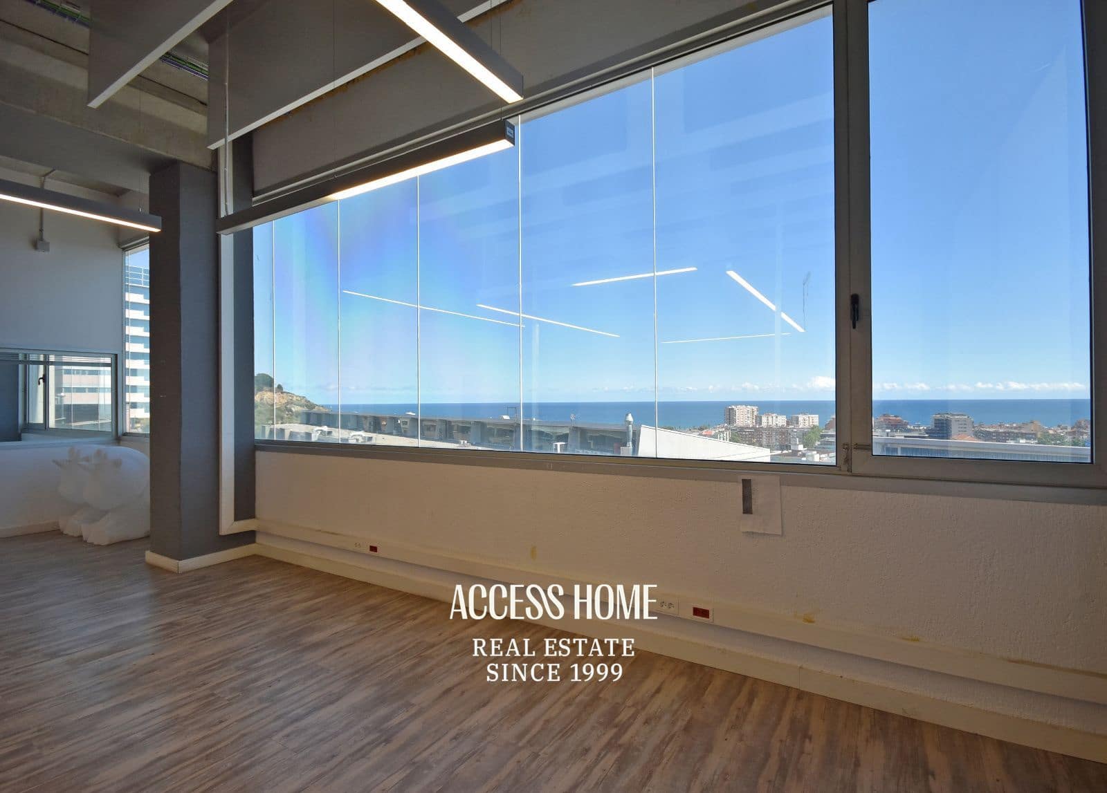 Office for rent in Badalona - € 2,100 (Ref: 9821714)