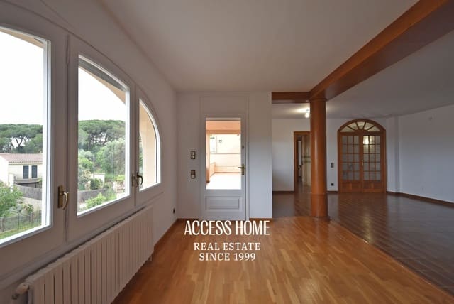 4 slaapkamer Huis te koop in Sant Vicenç de Montalt met garage - € 575.000 (Ref: 9821716)