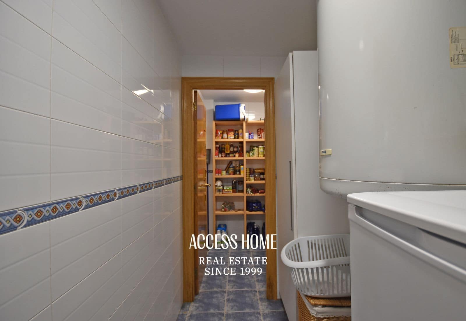 5 bedroom Villa for sale in Premia de Dalt with pool garage - € 895,000 (Ref: 9838591)