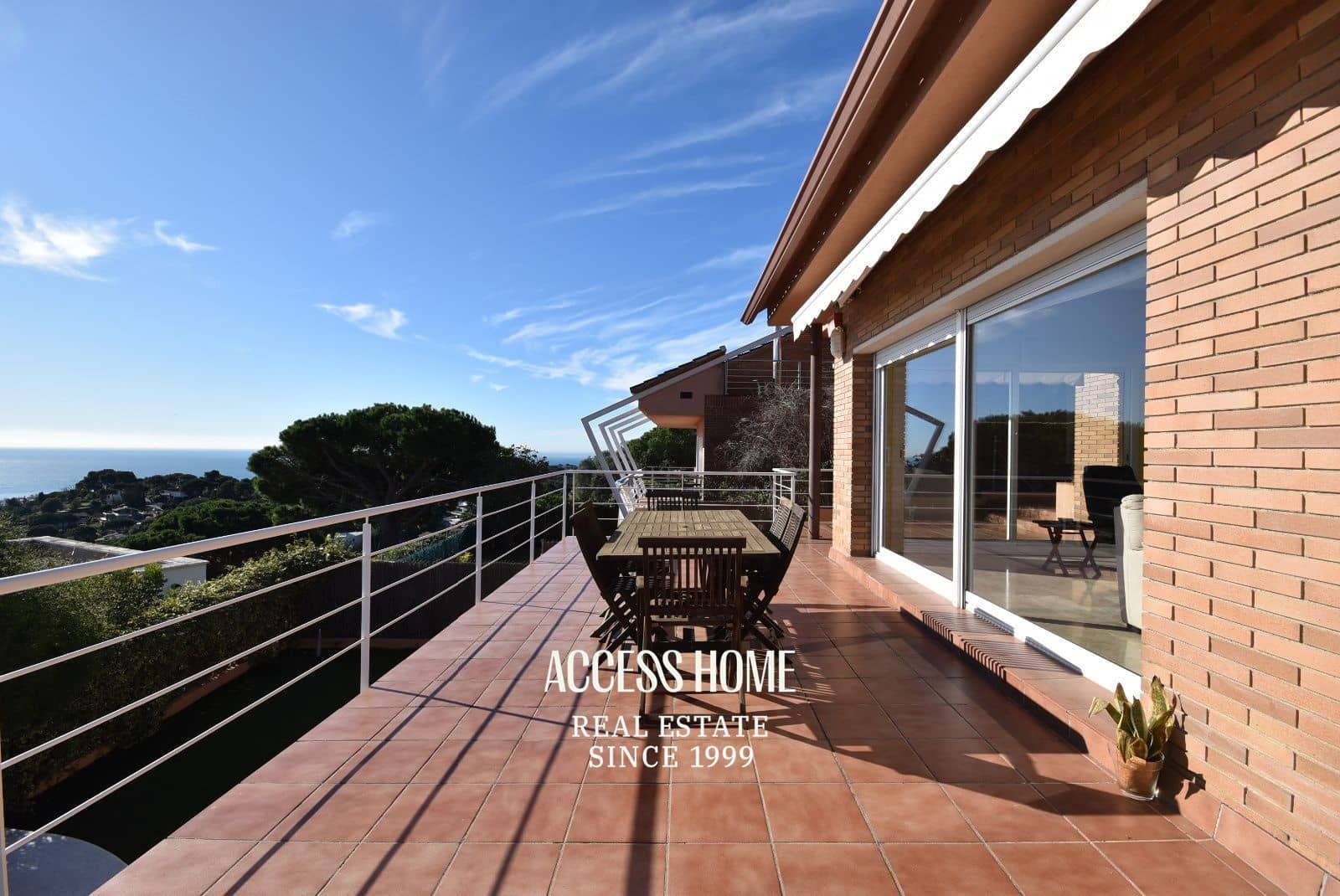 5 bedroom Villa for sale in Premia de Dalt with pool garage - € 895,000 (Ref: 9838591)
