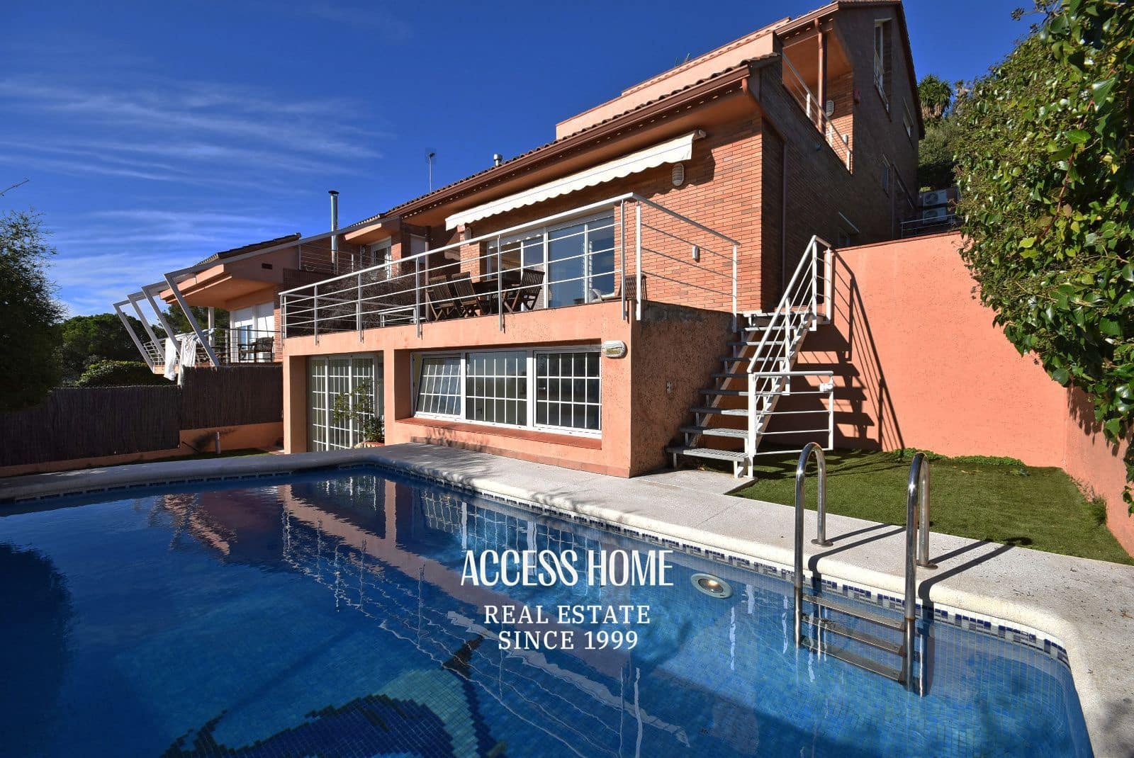 5 bedroom Villa for sale in Premia de Dalt with pool garage - € 895,000 (Ref: 9838591)