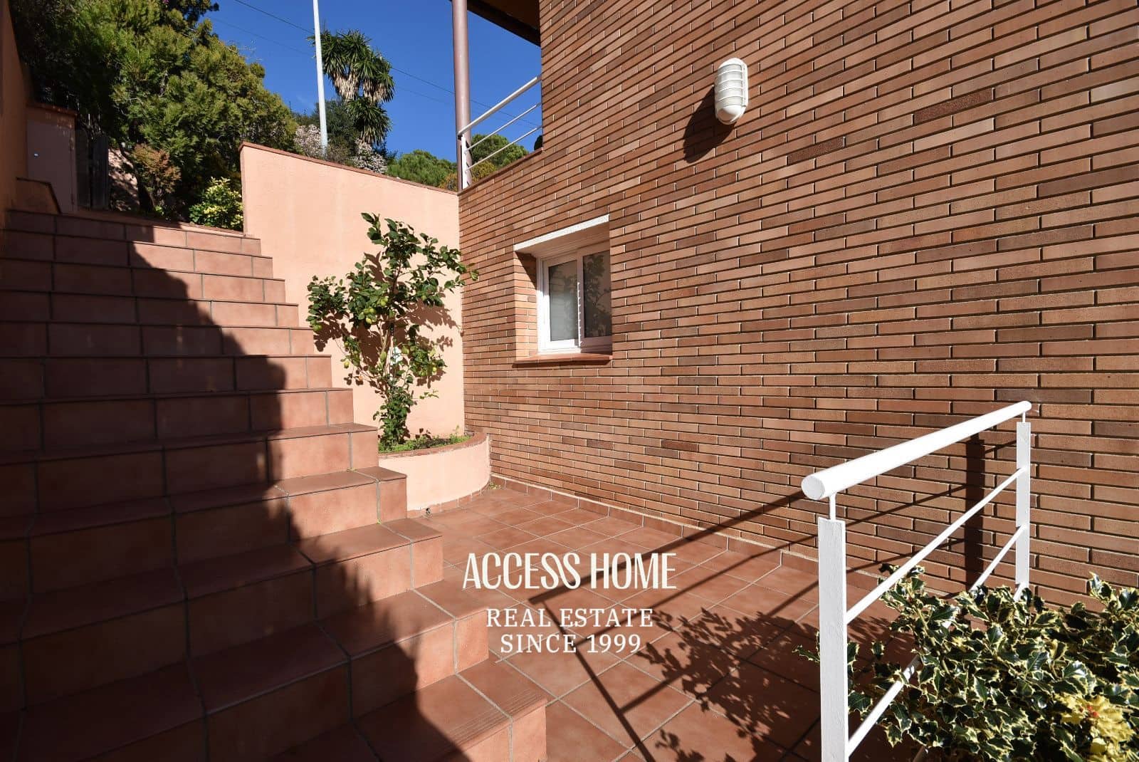 5 bedroom Villa for sale in Premia de Dalt with pool garage - € 895,000 (Ref: 9838591)