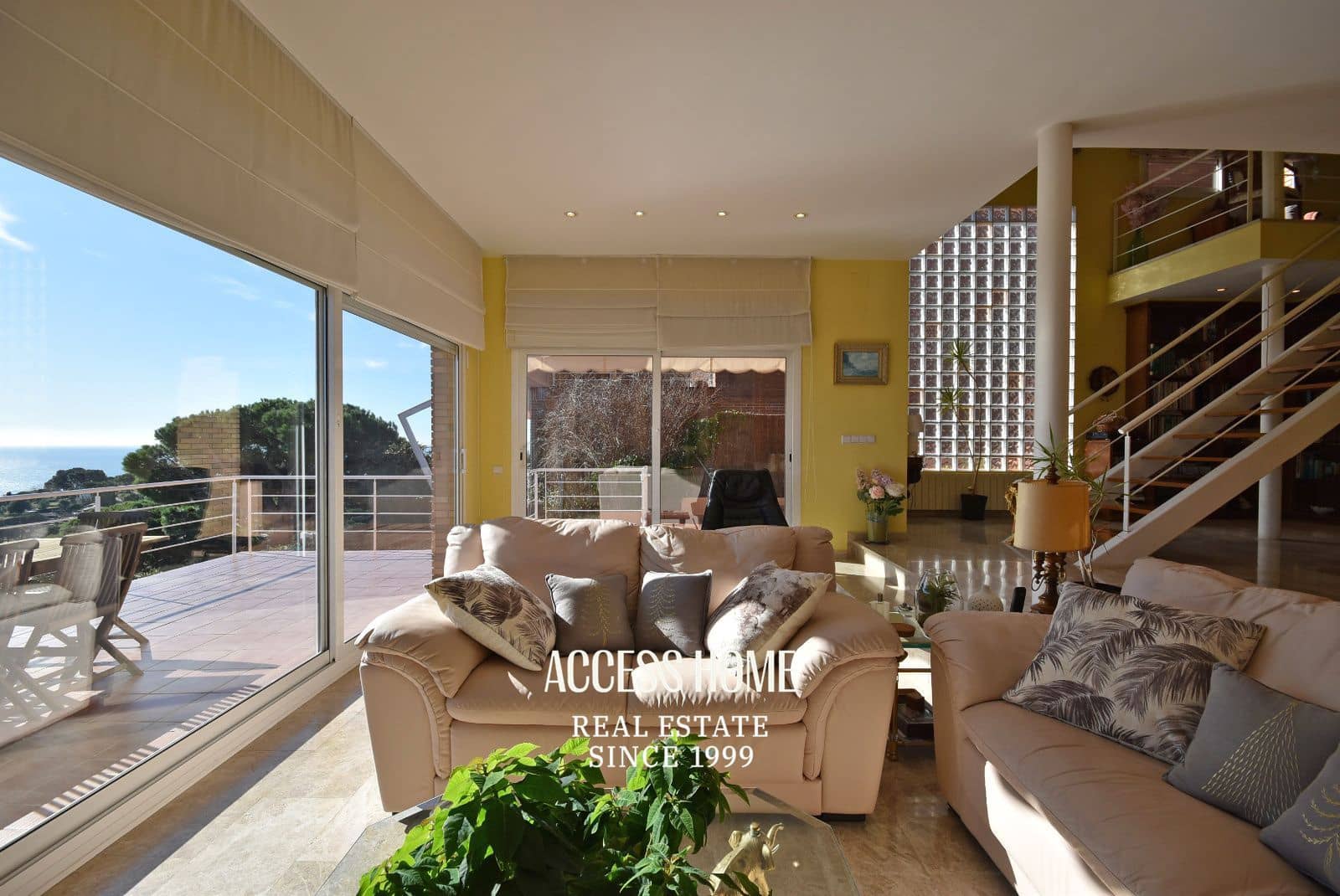 5 bedroom Villa for sale in Premia de Dalt with pool garage - € 895,000 (Ref: 9838591)