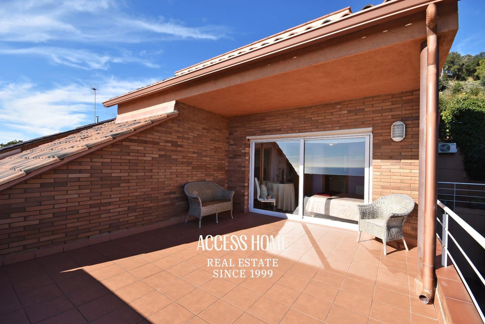 5 bedroom Villa for sale in Premia de Dalt with pool garage - € 895,000 (Ref: 9838591)