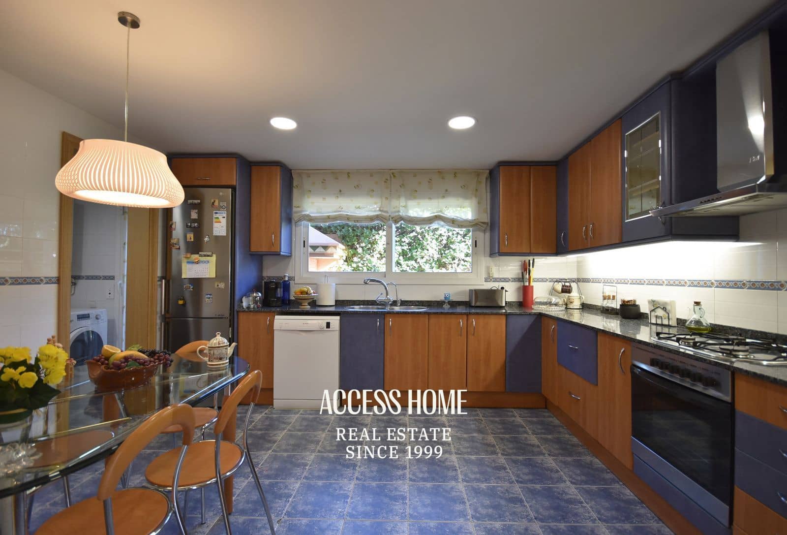 5 bedroom Villa for sale in Premia de Dalt with pool garage - € 895,000 (Ref: 9838591)
