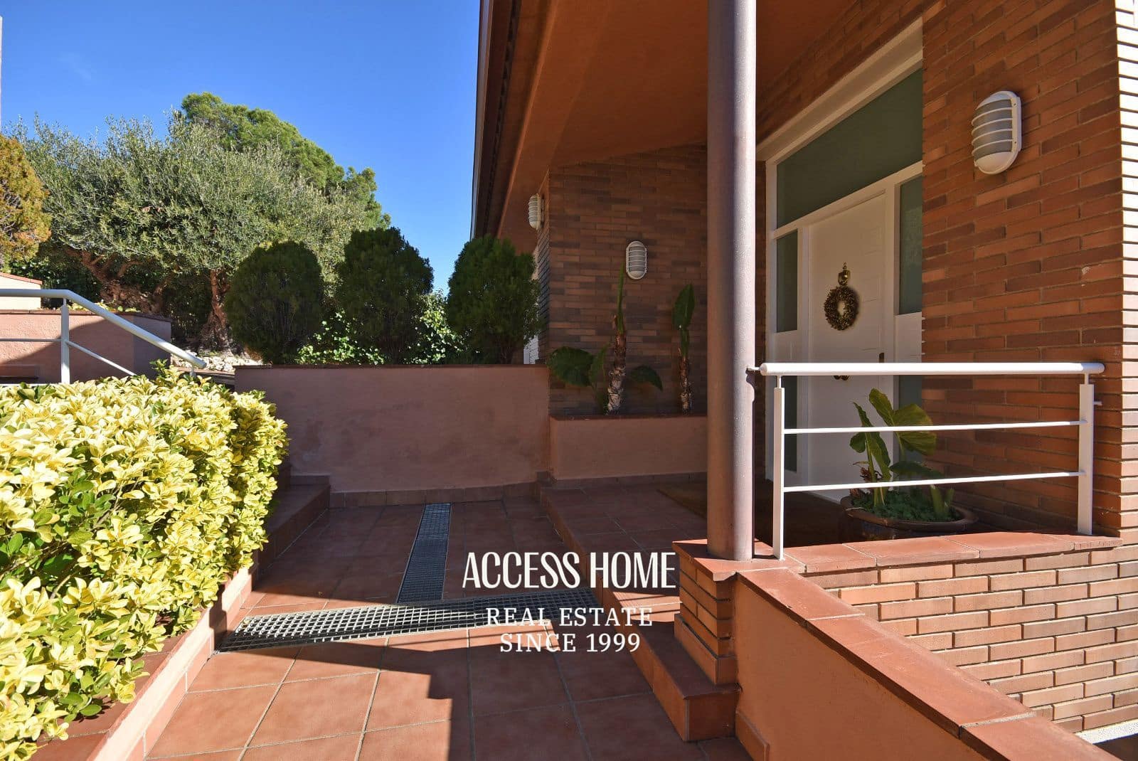 5 bedroom Villa for sale in Premia de Dalt with pool garage - € 895,000 (Ref: 9838591)