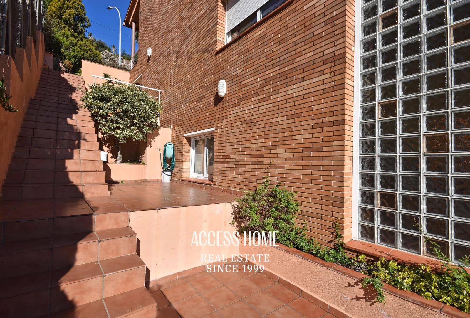 5 bedroom Villa for sale in Premia de Dalt with pool garage - € 895,000 (Ref: 9838591)