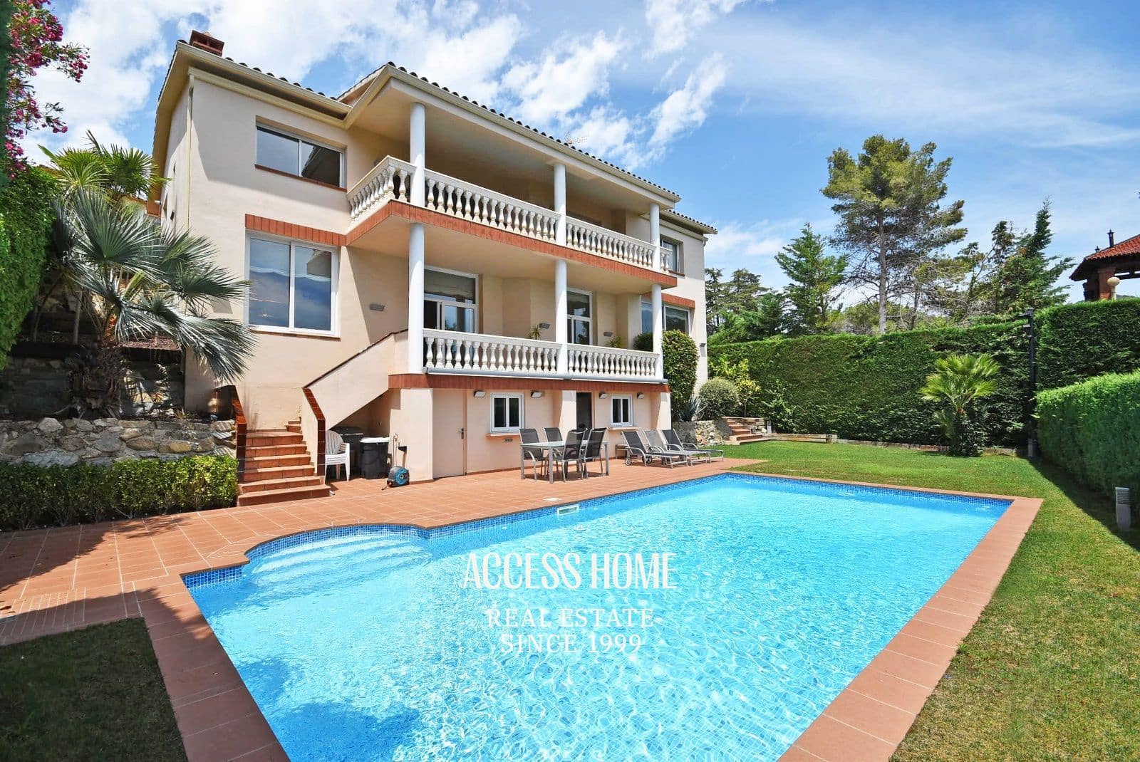 5 bedroom Villa for rent in Cabrils with pool garage - € 5,000 (Ref: 9897311)