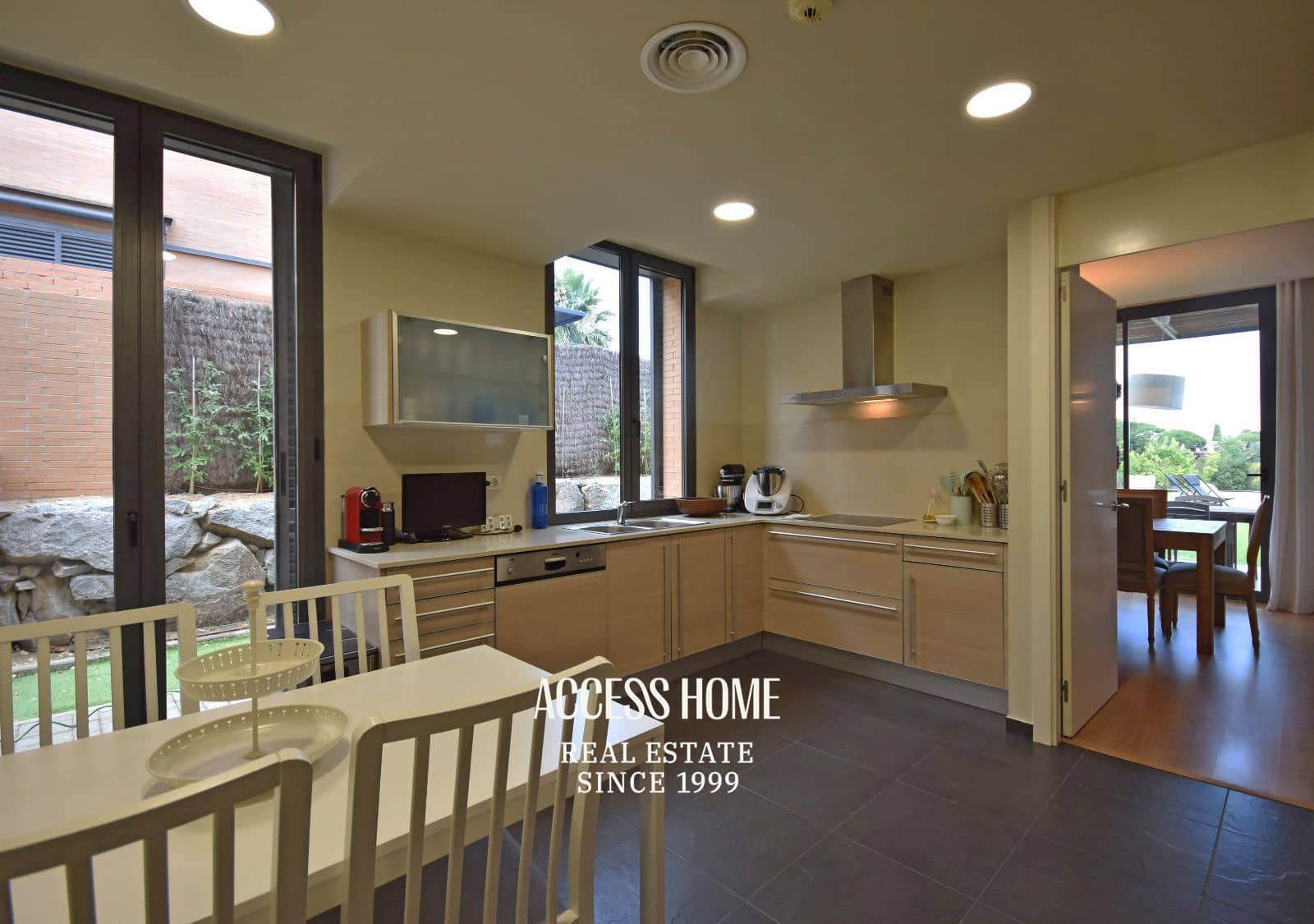 4 bedroom Villa for rent in Sant Vicenc de Montalt with pool garage - € 3,500 (Ref: 9961233)