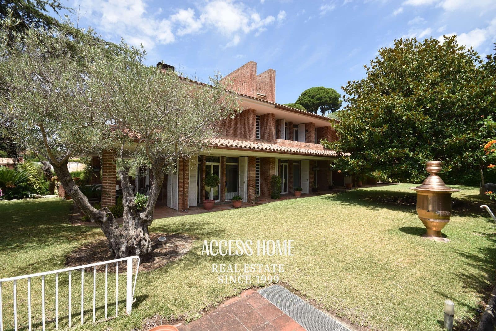 4 bedroom Villa for sale in Sant Vicenc de Montalt with pool garage - € 1,550,000 (Ref: 9965918)
