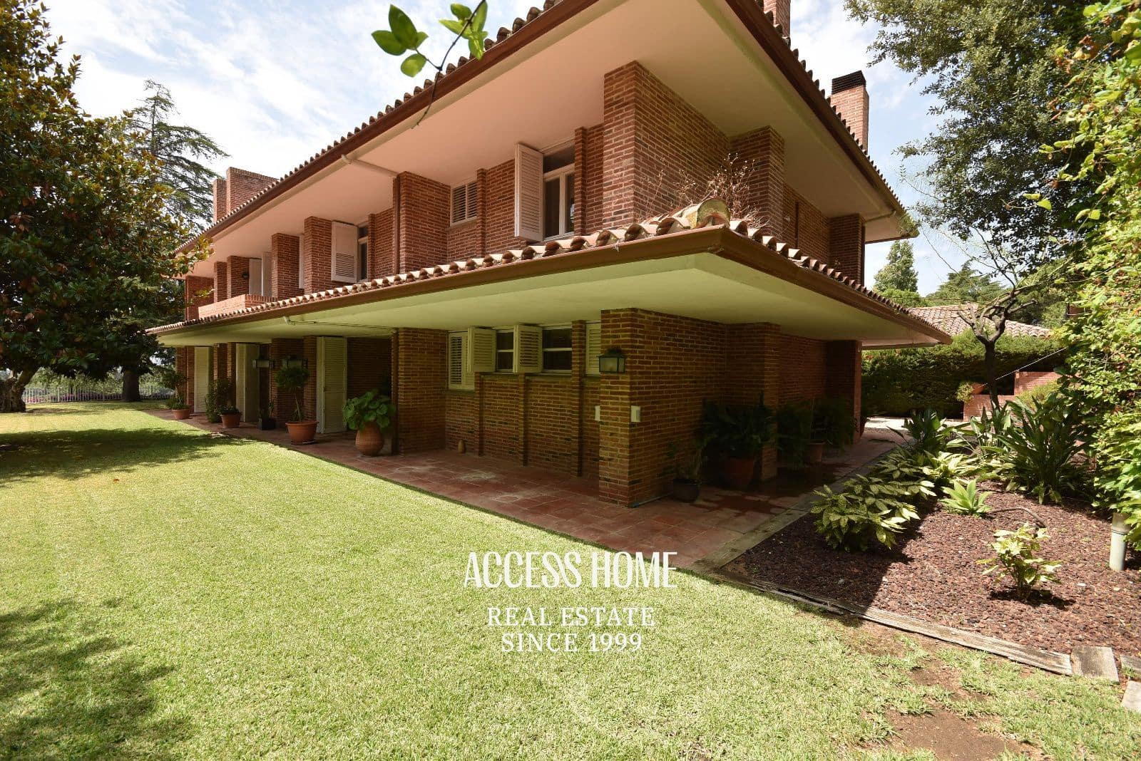 4 bedroom Villa for sale in Sant Vicenc de Montalt with pool garage - € 1,550,000 (Ref: 9965918)