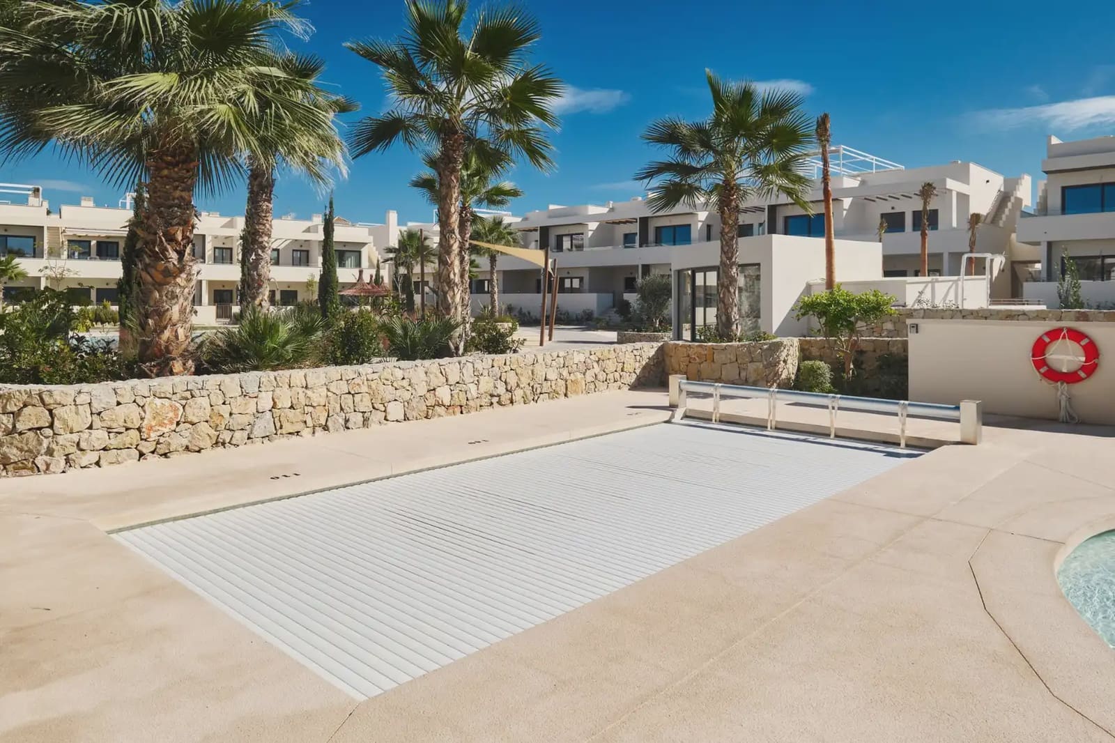 2 makuuhuone Asunto myytävänä paikassa Torrevieja mukana uima-altaan 
autotalli - 380 000 € (Ref: 10030989)