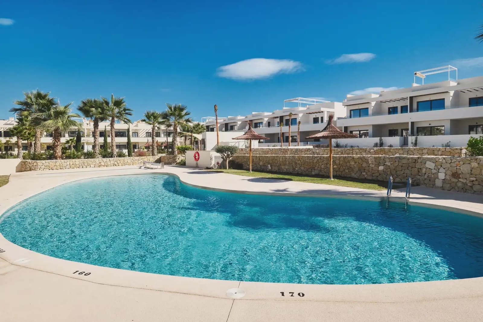 2 makuuhuone Asunto myytävänä paikassa Torrevieja mukana uima-altaan 
autotalli - 380 000 € (Ref: 10030989)