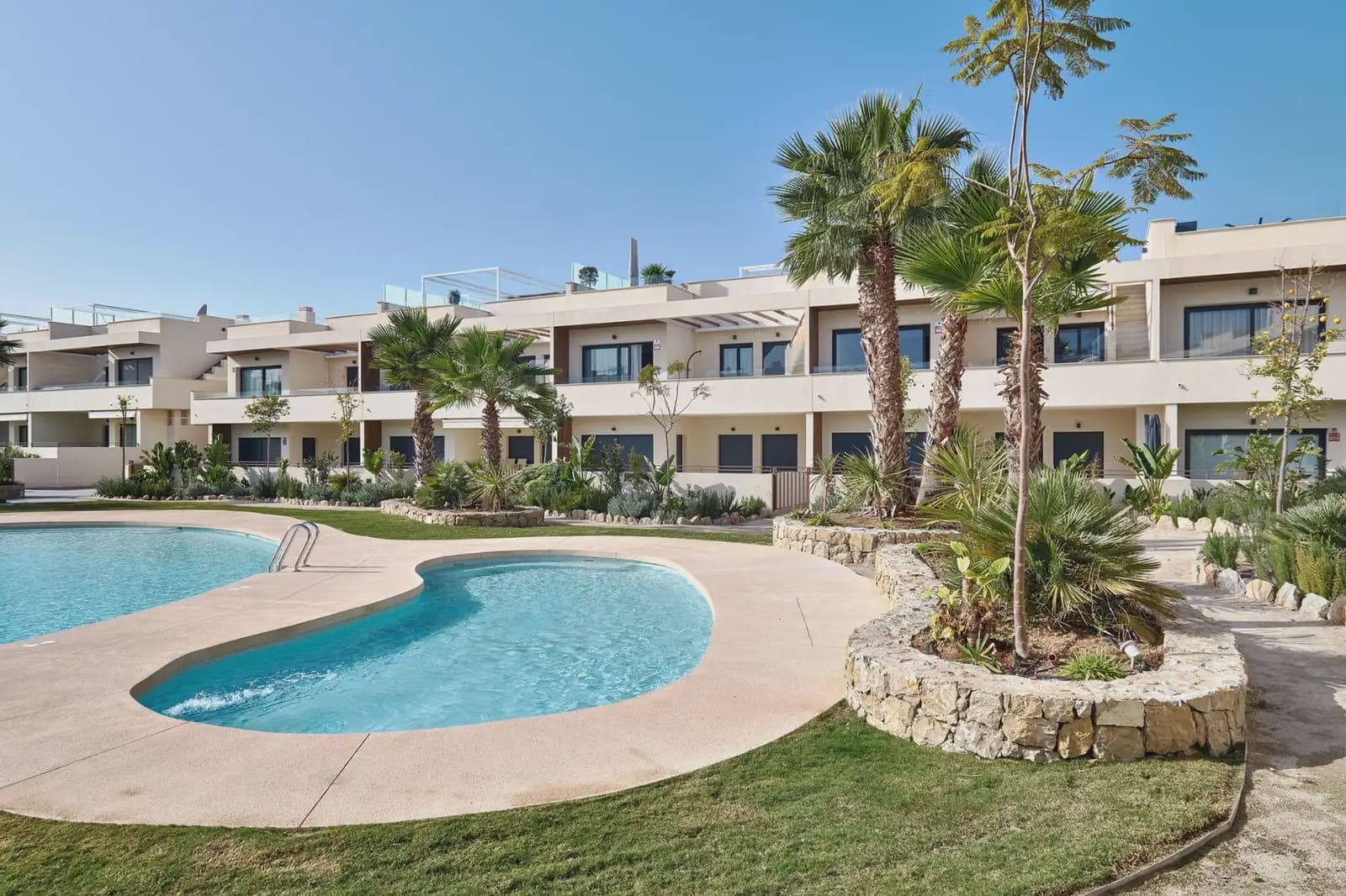 2 makuuhuone Asunto myytävänä paikassa Torrevieja mukana uima-altaan 
autotalli - 380 000 € (Ref: 10030989)
