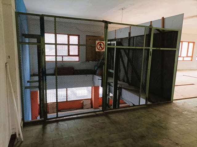 Kaupallinen myytävänä paikassa Torrelavega - 249 300 € (Ref: 8998334)