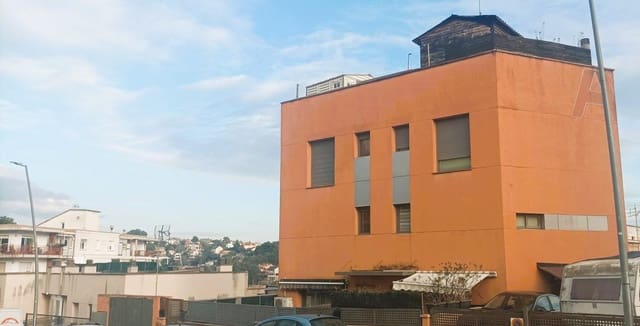 3 makuuhuone Paritalo myytävänä paikassa Corbera de Llobregat - 246 000 € (Ref: 8998346)