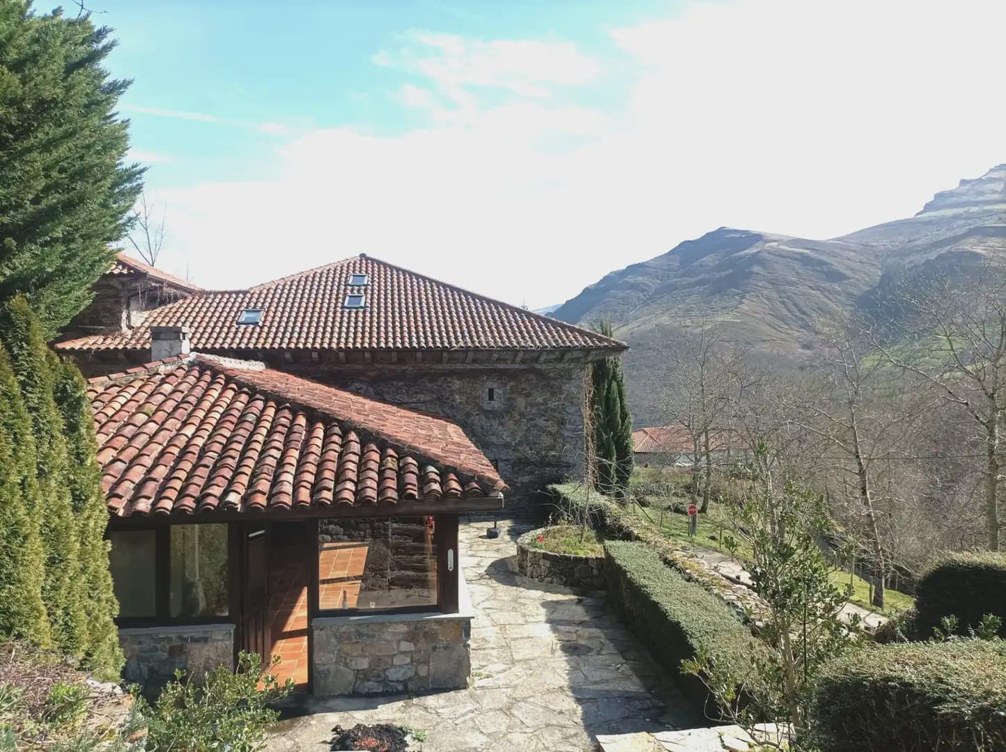 9 bedroom Hotel for sale in Soba - € 556,200 (Ref: 9940821)