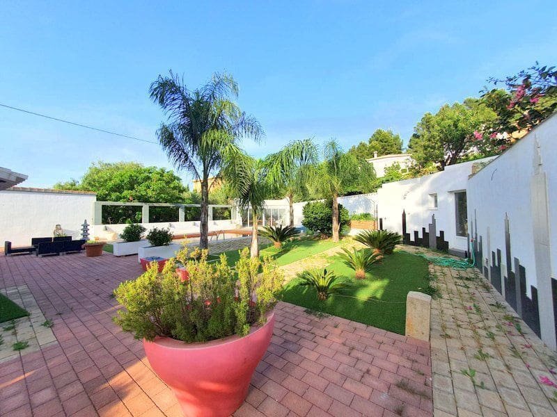 Chalet de 4 habitaciones en Dénia en venta con piscina - 650.000 € (Ref: 8787681)