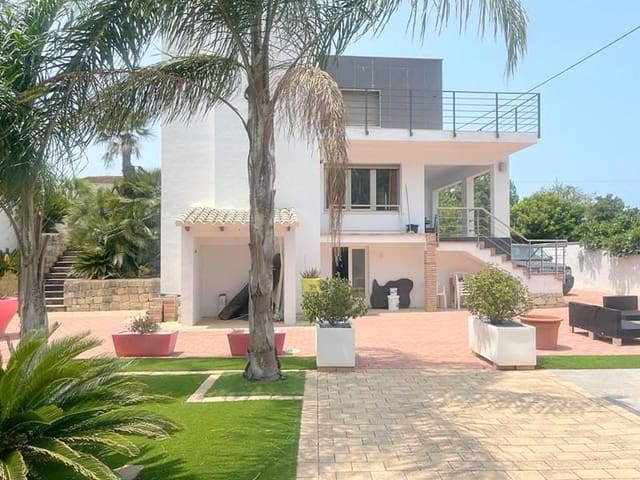 Chalet de 4 habitaciones en El Montgó, Dénia en venta con piscina - 650.000 € (Ref: 8787681)