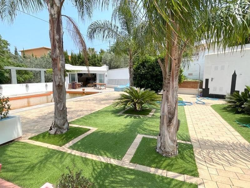 Chalet de 4 habitaciones en Dénia en venta con piscina - 650.000 € (Ref: 8787681)