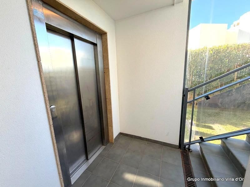 2 bedroom Beach Apartment for sale in Denia with pool garage - € 370,000 (Ref: 9484092)