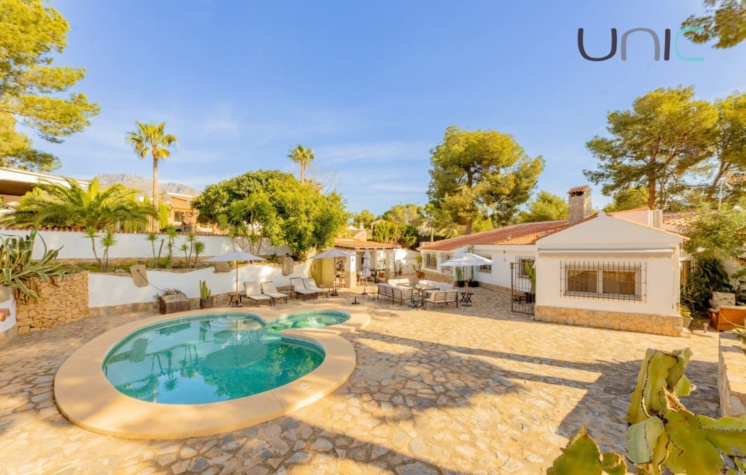 Chalet de 3 habitaciones en La Nucia en venta con piscina - 795.000 € (Ref: 10035742)