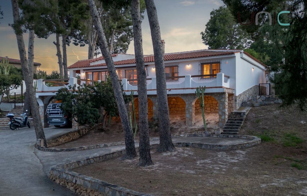 Chalet de 3 habitaciones en La Nucia en venta con piscina - 795.000 € (Ref: 10035742)