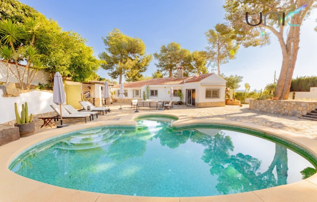 Chalet de 3 habitaciones en La Nucia en venta con piscina - 795.000 € (Ref: 10035742)